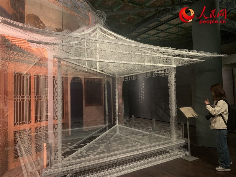 游客在故宮博物院參觀展覽。人民網(wǎng)記者 韋衍行攝