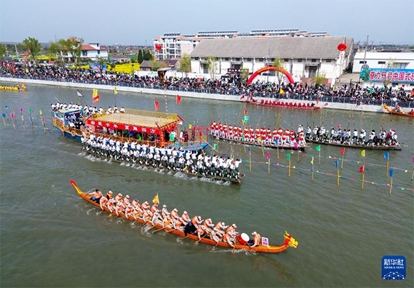 4月4日， 選手在參加茅山會船盛會（無人機照片）。新華社發(fā)（顧繼紅 攝）