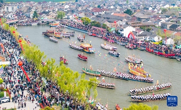 4月4日，選手在參加茅山會船盛會（無人機照片）。?新華社發(fā)（周社根 攝）