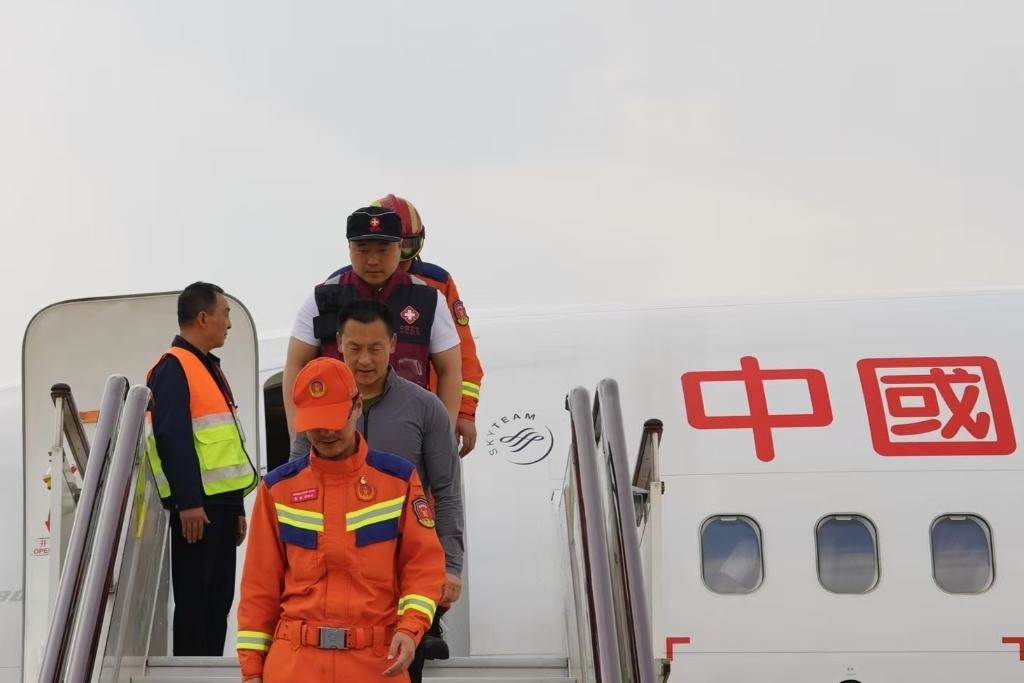 4月6日，在云南省昆明長水機場，中國云南救援醫(yī)療隊抵達昆明。新華社記者 高詠薇 攝