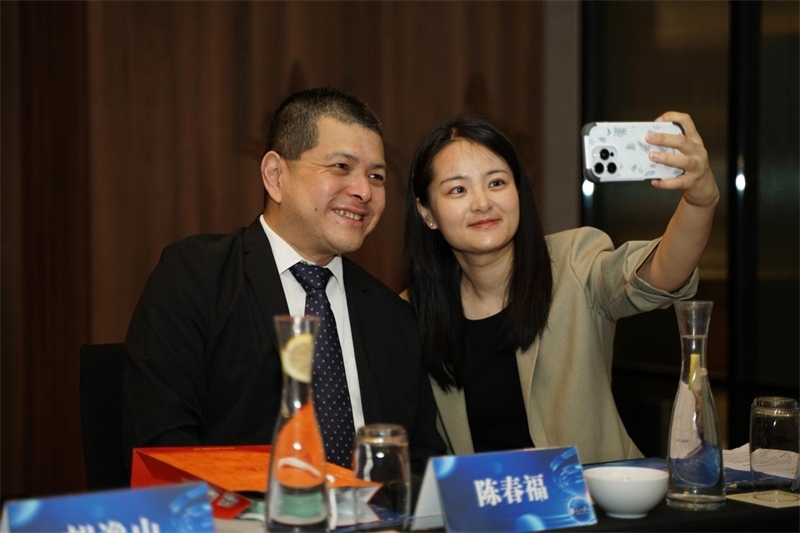 分享會上，中方記者同與會代表合影留念。林俊揚攝