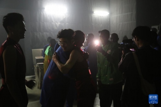 4月10日，在塞內(nèi)加爾首都達(dá)喀爾的國(guó)家大劇院，中央音樂(lè)學(xué)院進(jìn)擊打擊樂(lè)團(tuán)成員與塞內(nèi)加爾杜杜·恩迪亞耶·羅斯打擊樂(lè)團(tuán)成員在演出后臺(tái)擁抱。新華社記者 司源 攝