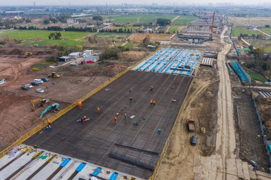 3月7日，在524國道秀洲王江涇至新塍公路工程TJ02標(biāo)段，作業(yè)人員正在進(jìn)行60米鋼混組合梁現(xiàn)澆橋面板鋼筋焊接及綁扎作業(yè)（無人機(jī)照片）。新華社記者 徐昱 攝