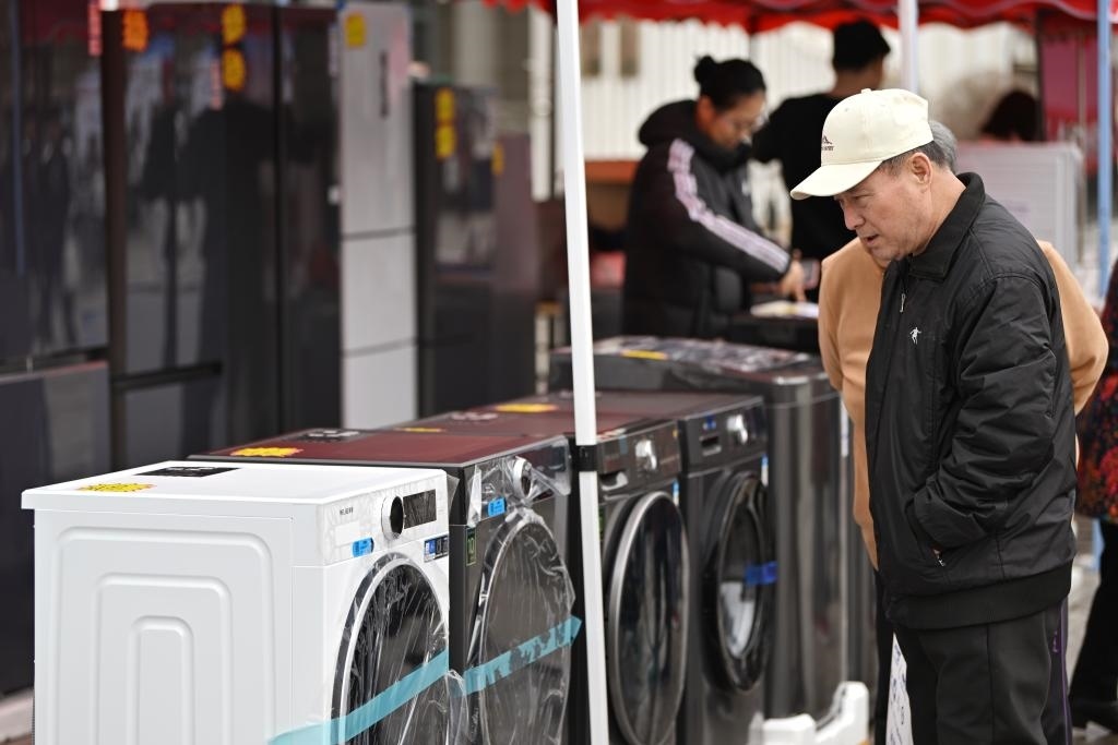 3月28日，天津市北辰區(qū)舉行2025年消費(fèi)品以舊換新惠民服務(wù)活動，吸引眾多市民前來選購。新華社記者 李然 攝