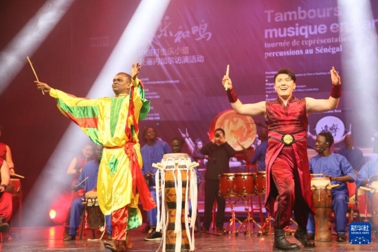 4月10日，在塞內(nèi)加爾首都達(dá)喀爾的國(guó)家大劇院，中央音樂(lè)學(xué)院進(jìn)擊打擊樂(lè)團(tuán)與塞內(nèi)加爾杜杜·恩迪亞耶·羅斯打擊樂(lè)團(tuán)同臺(tái)演出。新華社記者 司源 攝