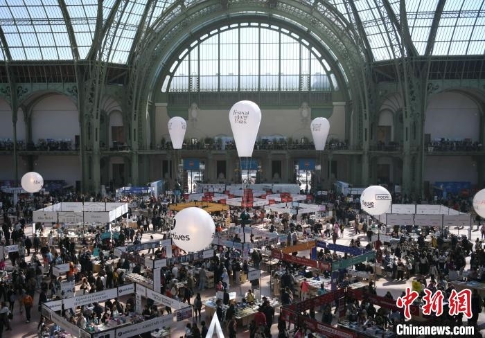 當(dāng)?shù)貢r(shí)間4月11日，2025年巴黎圖書節(jié)在巴黎大皇宮揭幕。圖為巴黎大皇宮的圖書節(jié)現(xiàn)場。中新社記者 李洋 攝