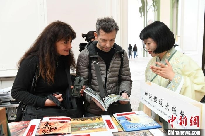 當(dāng)?shù)貢r(shí)間4月11日，2025年巴黎圖書節(jié)在巴黎大皇宮揭幕。中國出版代表團(tuán)攜千余種中國精品圖書亮相展會(huì)。 中新社記者 李洋 攝