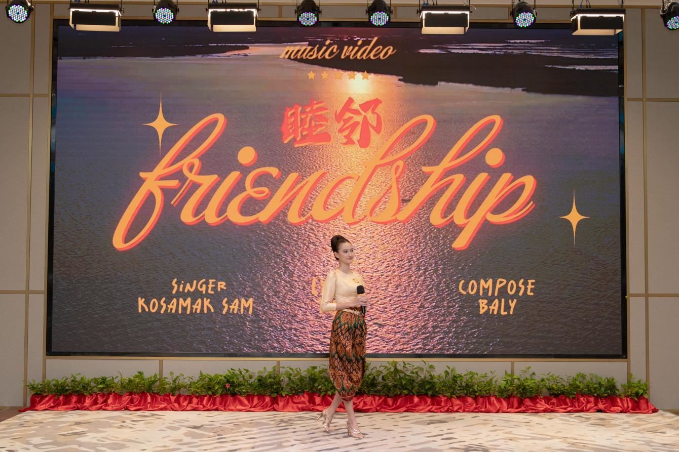柬埔寨歌手珂撒瑪演唱紀(jì)錄片《睦鄰·柬埔寨》主題曲。柬埔寨數(shù)字電視有限公司供圖