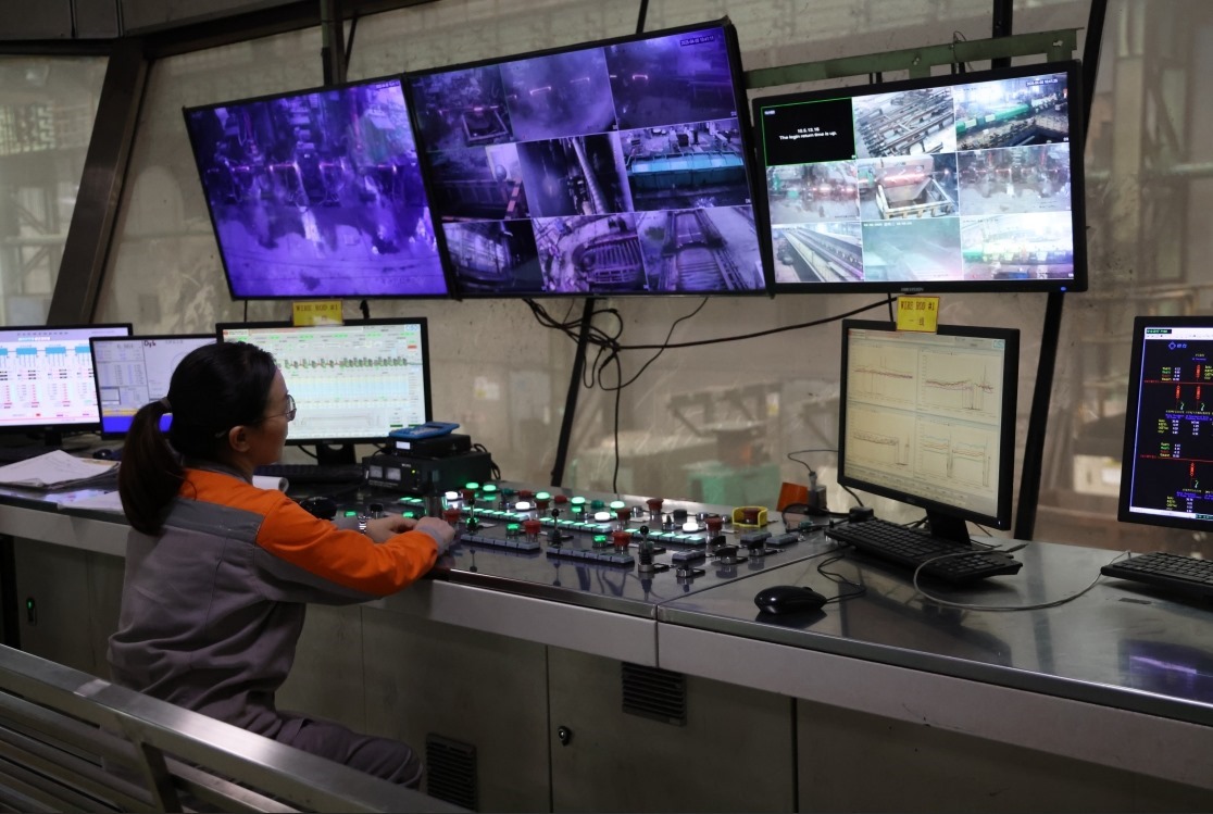 工作人員在馬中關丹產(chǎn)業(yè)園內的聯(lián)合鋼鐵生產(chǎn)車間內工作。（人民日報記者楊一 攝）