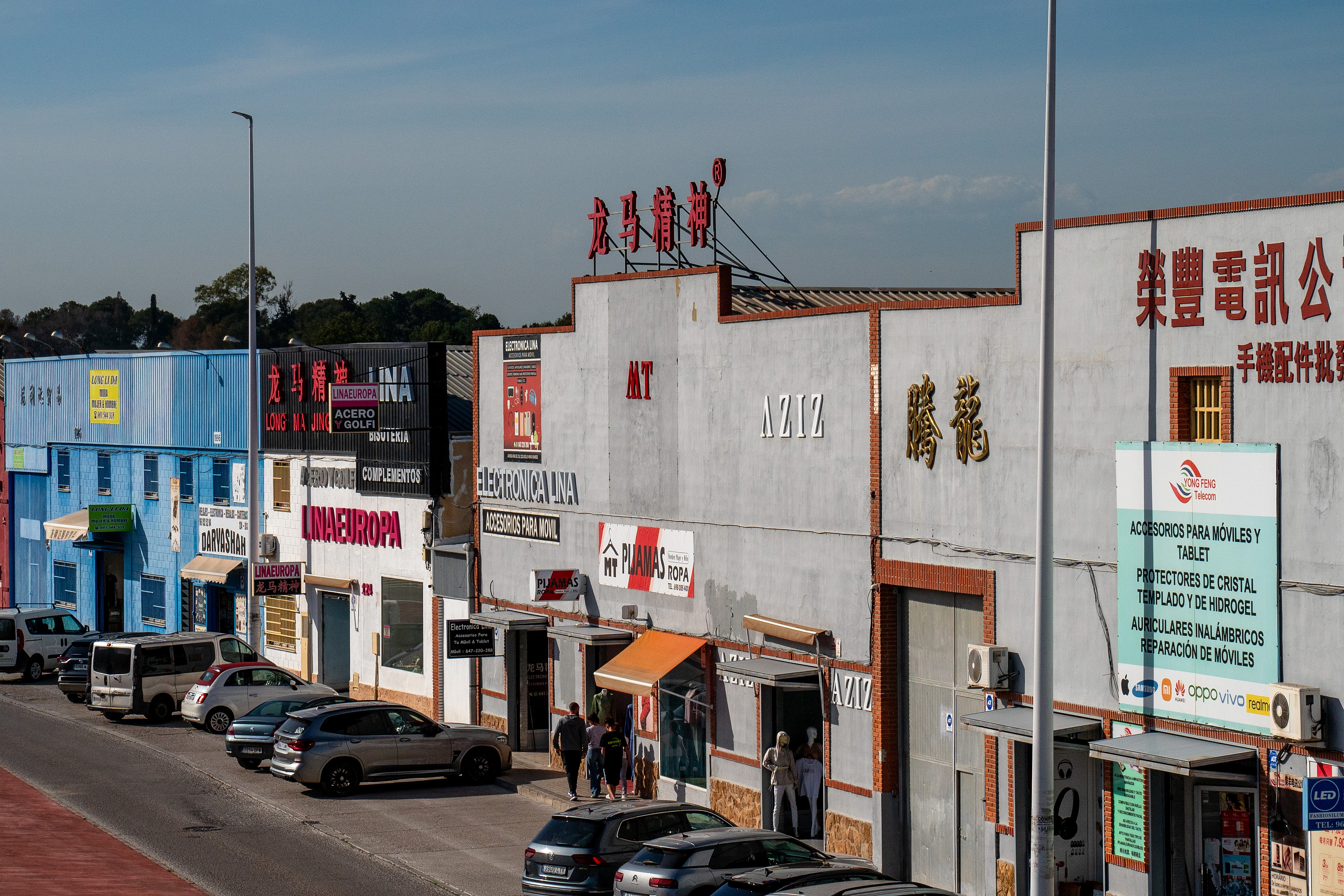 當(dāng)?shù)貢r(shí)間2025年4月10日，西班牙瓦倫西亞國(guó)際機(jī)場(chǎng)附近的中資批發(fā)零售商店。