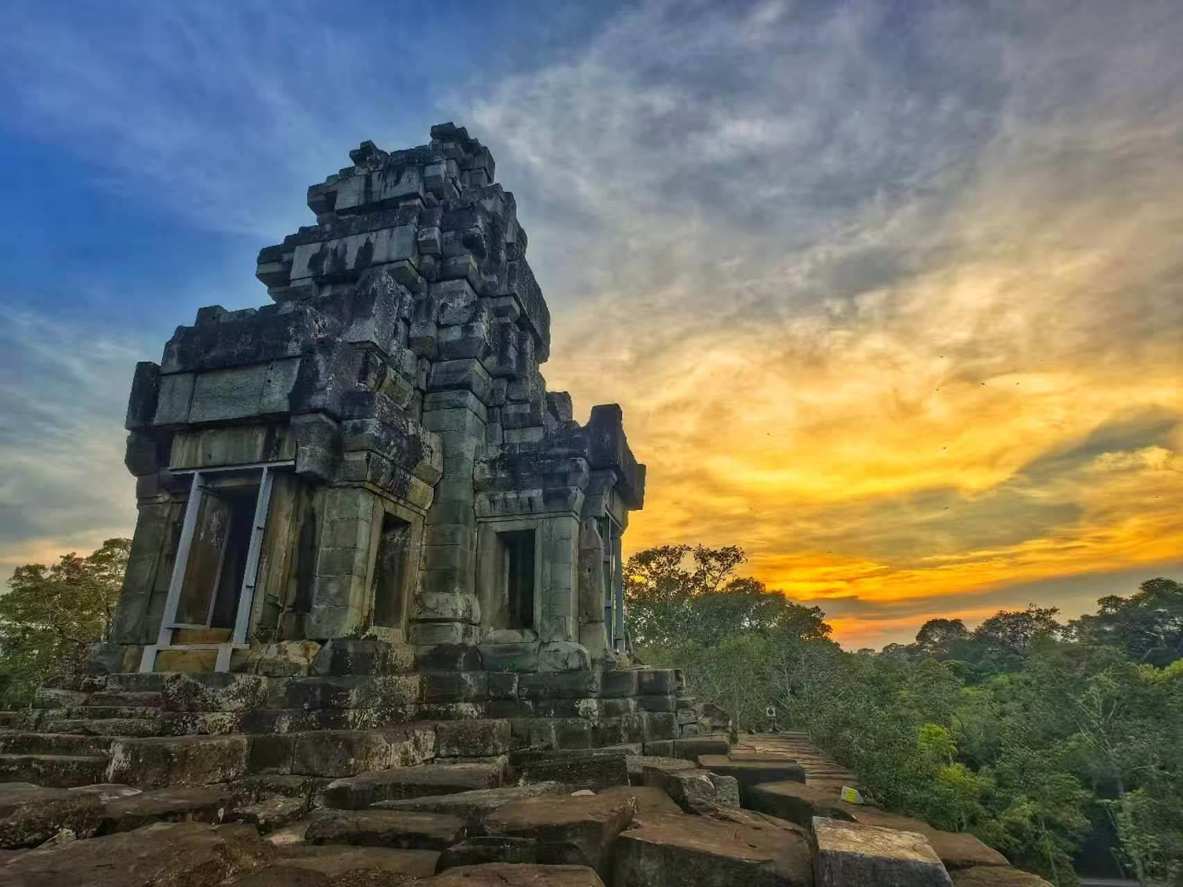 由中國(guó)專(zhuān)家修復(fù)的茶膠寺最高處的砂巖塔。（人民日?qǐng)?bào)記者強(qiáng)薇 攝）