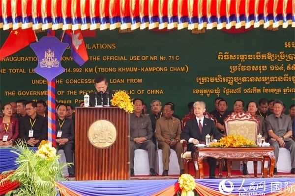 柬埔寨首相洪瑪奈在剪彩儀式上致辭。人民網(wǎng)記者 程是頡攝