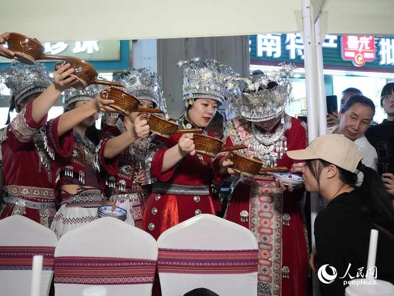 游客體驗互動演出《高山流水》。人民網(wǎng)記者 張力洋攝