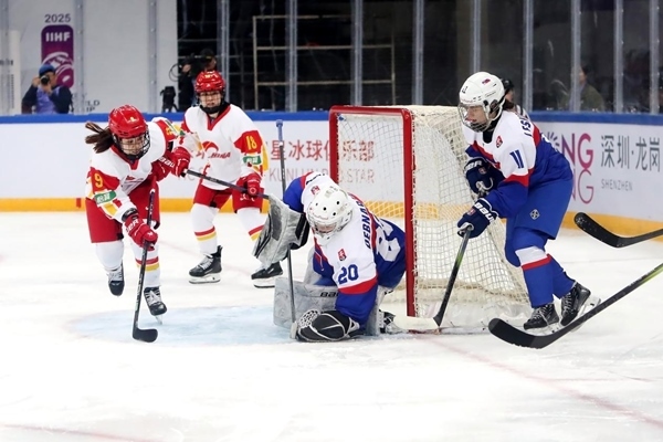 中國隊球員孔明會(左一)射門。圖片來源：中國冰球協(xié)會