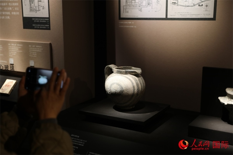 參觀者在拍攝。4月14日，來自希臘伊拉克利翁考古博物館的文物在故宮博物院展出。（人民網(wǎng) 張澤宇攝）
