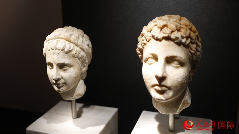 兄弟大理石頭像。4月14日，來自希臘伊拉克利翁考古博物館的文物在故宮博物院展出。（人民網(wǎng) 張澤宇攝）