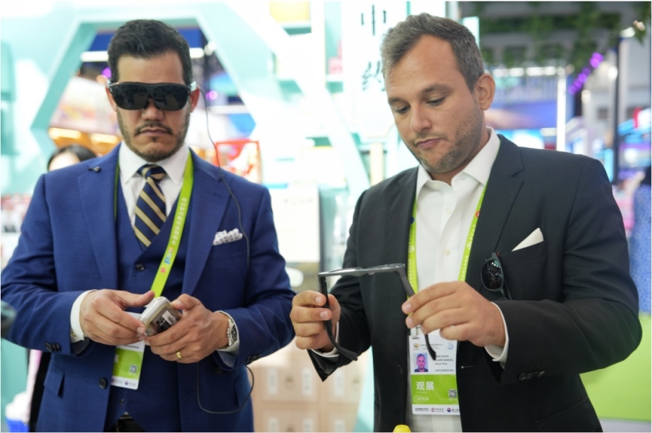 觀(guān)展嘉賓體驗(yàn)科技消費(fèi)新產(chǎn)品。中國(guó)國(guó)際消費(fèi)品博覽會(huì)組委會(huì)網(wǎng)上新聞中心供圖