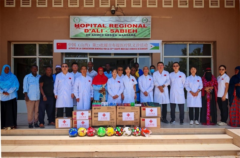 中國（山西）第23批援吉布提醫(yī)療隊在當(dāng)?shù)亻_展義診，并捐贈一批急需藥品。中國（山西）第23批援吉布提醫(yī)療隊供圖