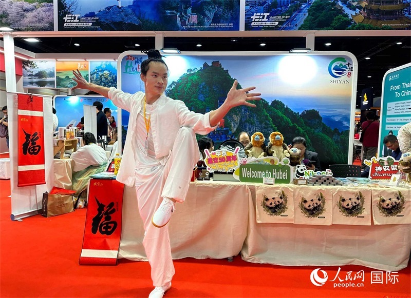 中國(guó)武當(dāng)功夫走進(jìn)東南亞，以精湛的武藝和飄逸的身姿詮釋中國(guó)武術(shù)的精髓。人民網(wǎng)記者 簡(jiǎn)承淵攝