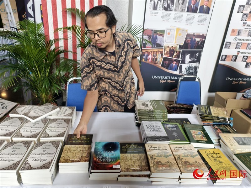 2025文明對話國際會議相關(guān)專家書籍售賣處 人民網(wǎng)褚君攝