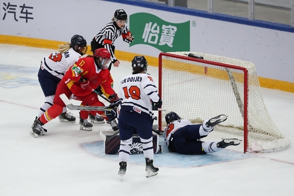 中國隊球員曲樂(左二)破門得分。圖片來源：中國冰球協(xié)會 此役中國隊首發(fā)陣容是詹佳慧、于柏巍、孔明會、趙啟男、曲樂、方新。比賽進(jìn)行至2分43秒，荷蘭隊率先取得進(jìn)球，1:0領(lǐng)先。失球后的中國隊打得更加積極主動，多次獲得射門機(jī)會，但可惜沒有破門得分。 第二節(jié)39分34秒，中國隊曲樂在王佳欣和孔明會的助攻下破門，將比分扳平，這也是中國隊在本屆賽事中取得的首個進(jìn)球。 末節(jié)43分42秒，荷蘭隊球員勾人犯規(guī)，被判罰任意球。中國隊張夢瑩執(zhí)行并打進(jìn)，2:1反超比分。最后階段，荷蘭隊撤下守門員，場上6人進(jìn)攻但未能進(jìn)球。最終，中國隊以2:1逆轉(zhuǎn)戰(zhàn)勝對手，取得本屆世錦賽首場勝利。 在昨日進(jìn)行的另外兩場比賽中，奧地利隊3:2力克斯洛伐克隊，法國隊2:1戰(zhàn)勝丹麥隊。三輪比賽過后，奧地利隊三戰(zhàn)全勝領(lǐng)跑積分榜，斯洛伐克隊和法國隊2勝1負(fù)分列二、三位，丹麥隊和中國隊1勝2負(fù)排在四至五位，荷蘭隊三戰(zhàn)皆負(fù)積分墊底。