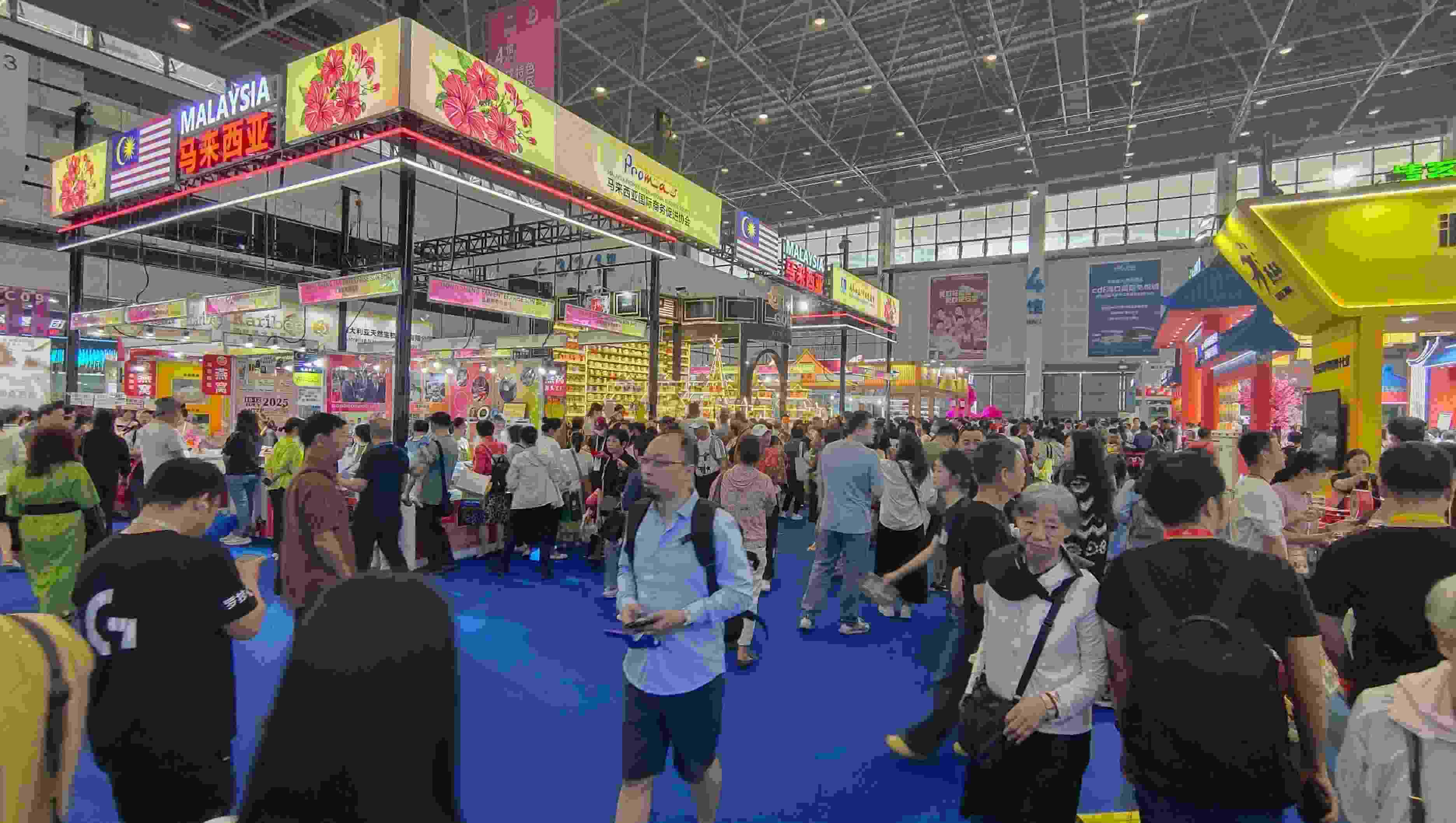 消博會迎來公眾開放日，眾多市民、客商來到展館參觀、購物。人民網(wǎng)記者 李彤攝