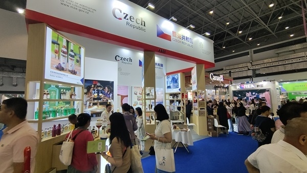 觀展者在各國展臺采購、咨詢。人民網(wǎng)記者 李彤攝