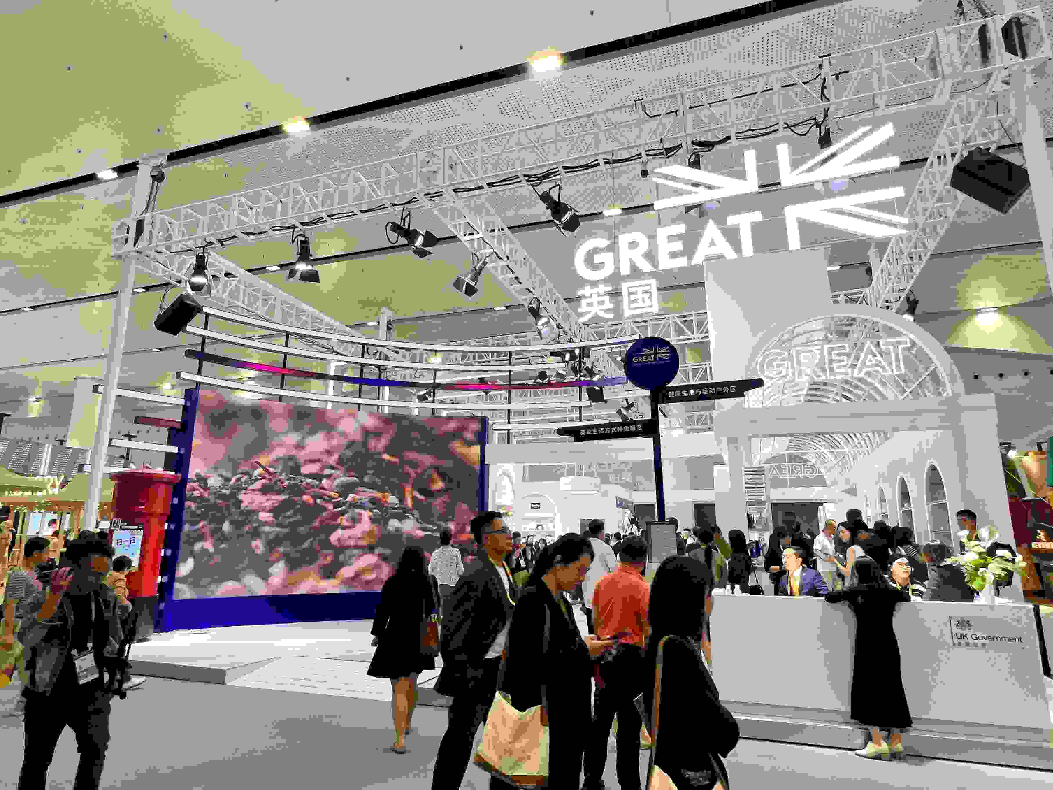 在消博會上，主賓國英國國家館開館。人民網(wǎng)記者 趙瞳攝