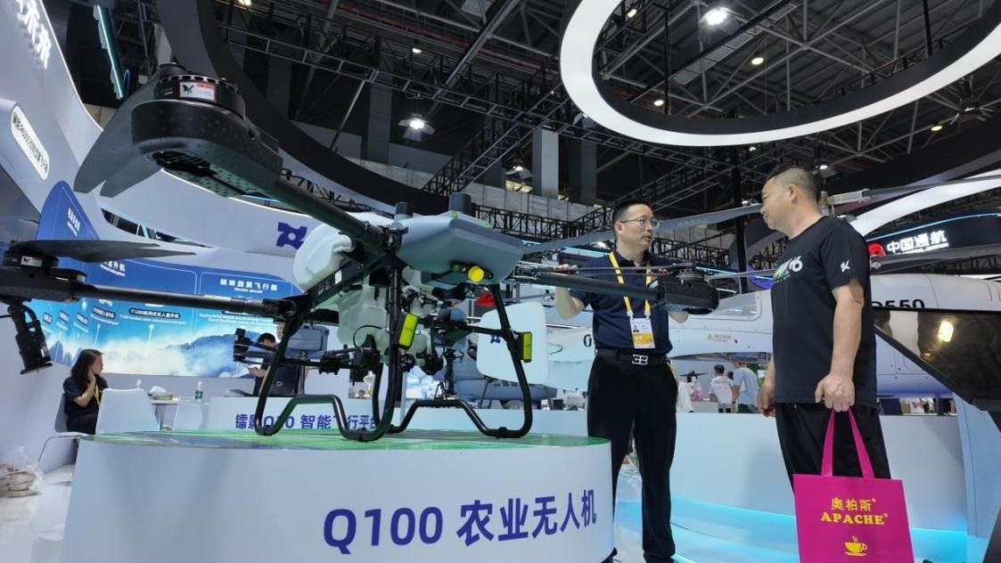 低空經(jīng)濟展區(qū)展出的農(nóng)業(yè)無人機裝備。人民網(wǎng) 歐陽易佳攝