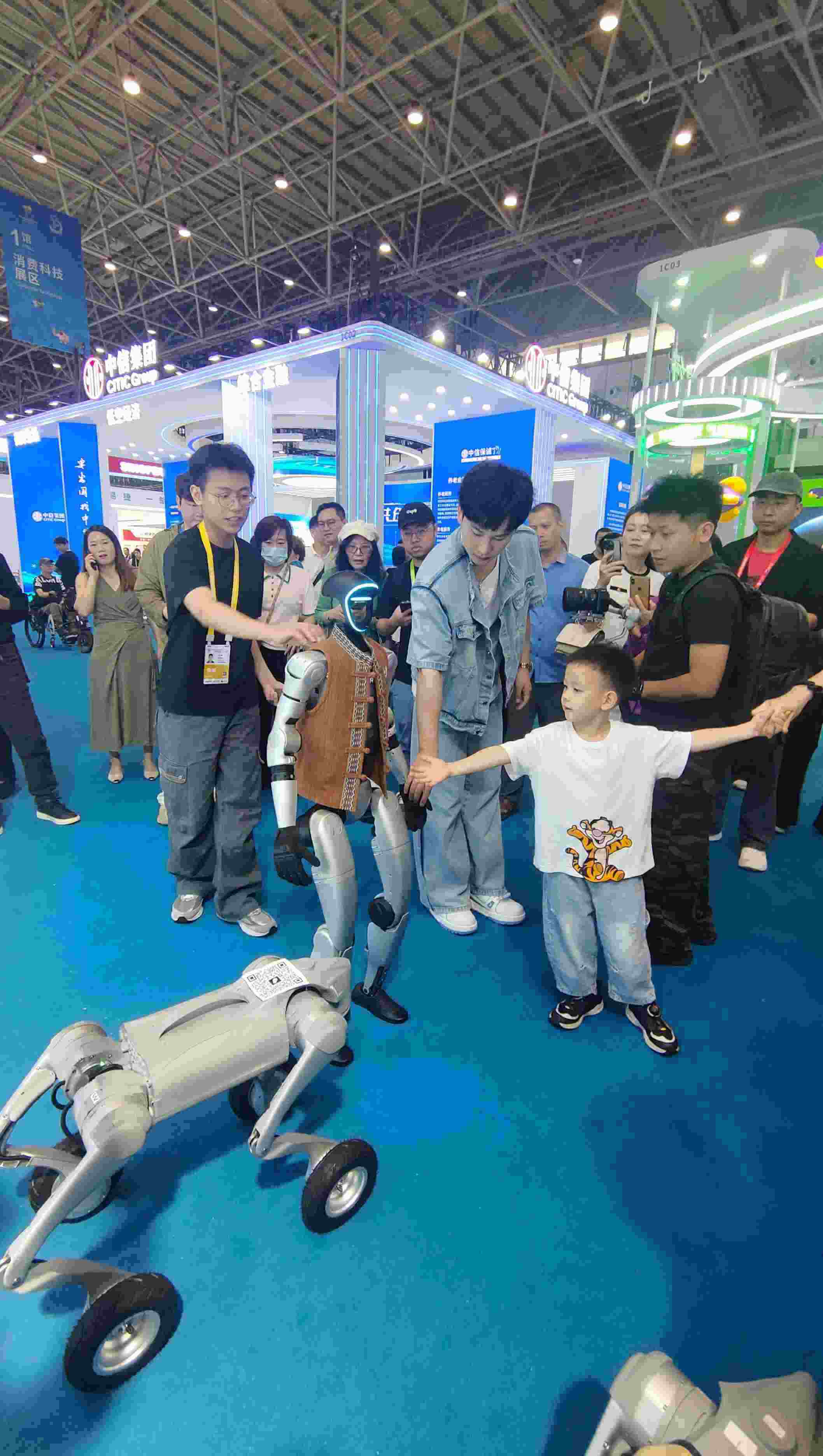 消博會現(xiàn)場，機器人等科技消費產(chǎn)品吸引觀展者駐足。人民網(wǎng)記者 李彤攝