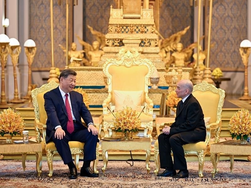4月17日，柬埔寨國(guó)王西哈莫尼同習(xí)近平主席在金邊王宮舉行會(huì)見。