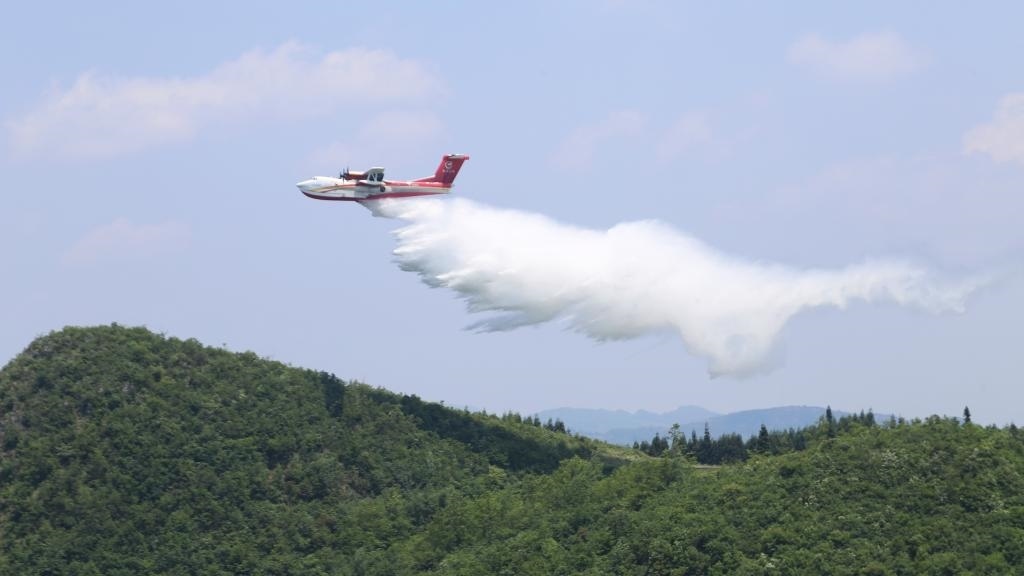AG600飛機在四川西昌開展典型滅火場景驗證試飛科目（2023年6月攝）。新華社發(fā)（中國航空工業(yè)集團供圖）