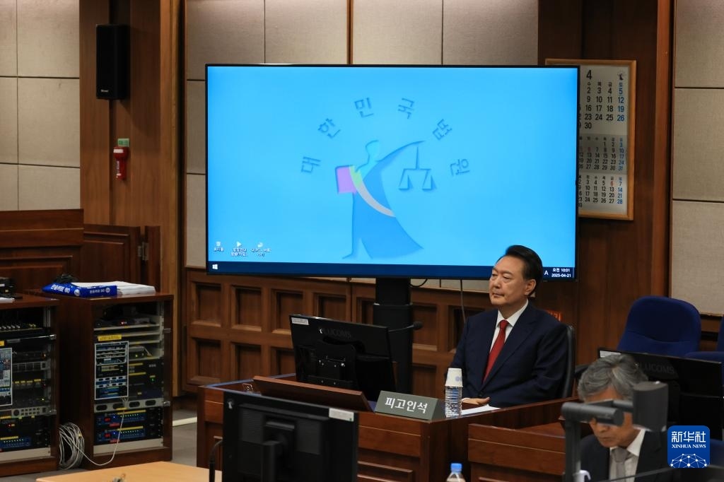 4月21日，尹錫悅在韓國首爾中央地方法院出席庭審。新華社/紐西斯通訊社