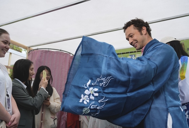 外國青年試穿漢服。中外語言交流合作中心供圖