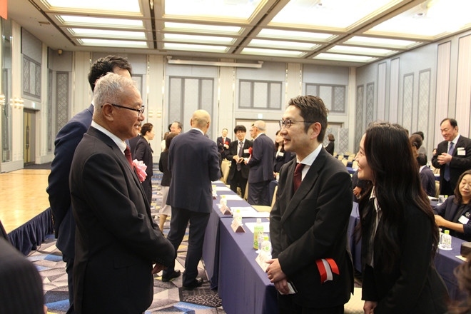 與會(huì)嘉賓熱切交流。中國駐福岡總領(lǐng)館供圖