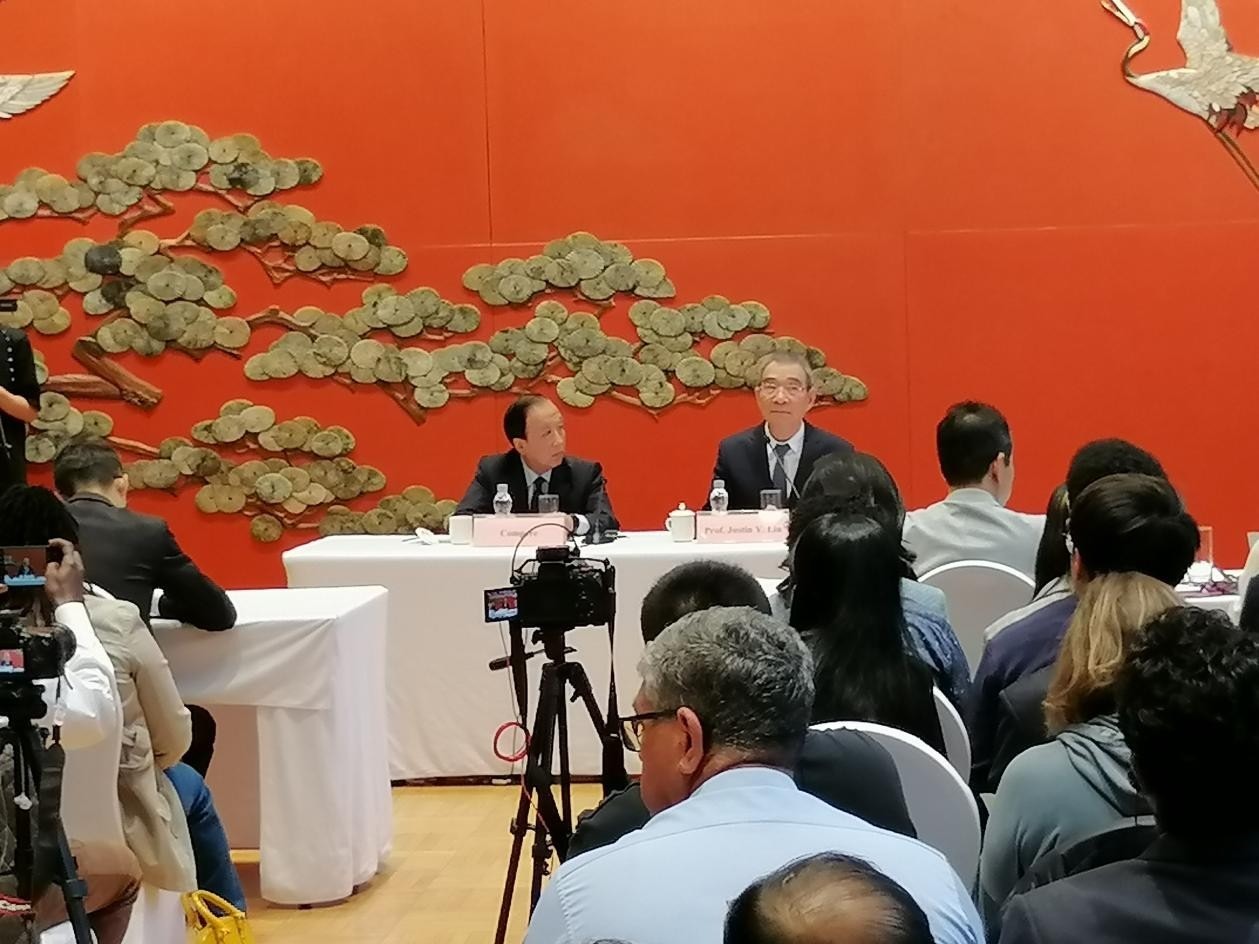 圖為21日舉行的“臨甲7號沙龍”，林毅夫（右一）在回答中外媒體記者的提問。 人民網(wǎng)記者 李瀟攝