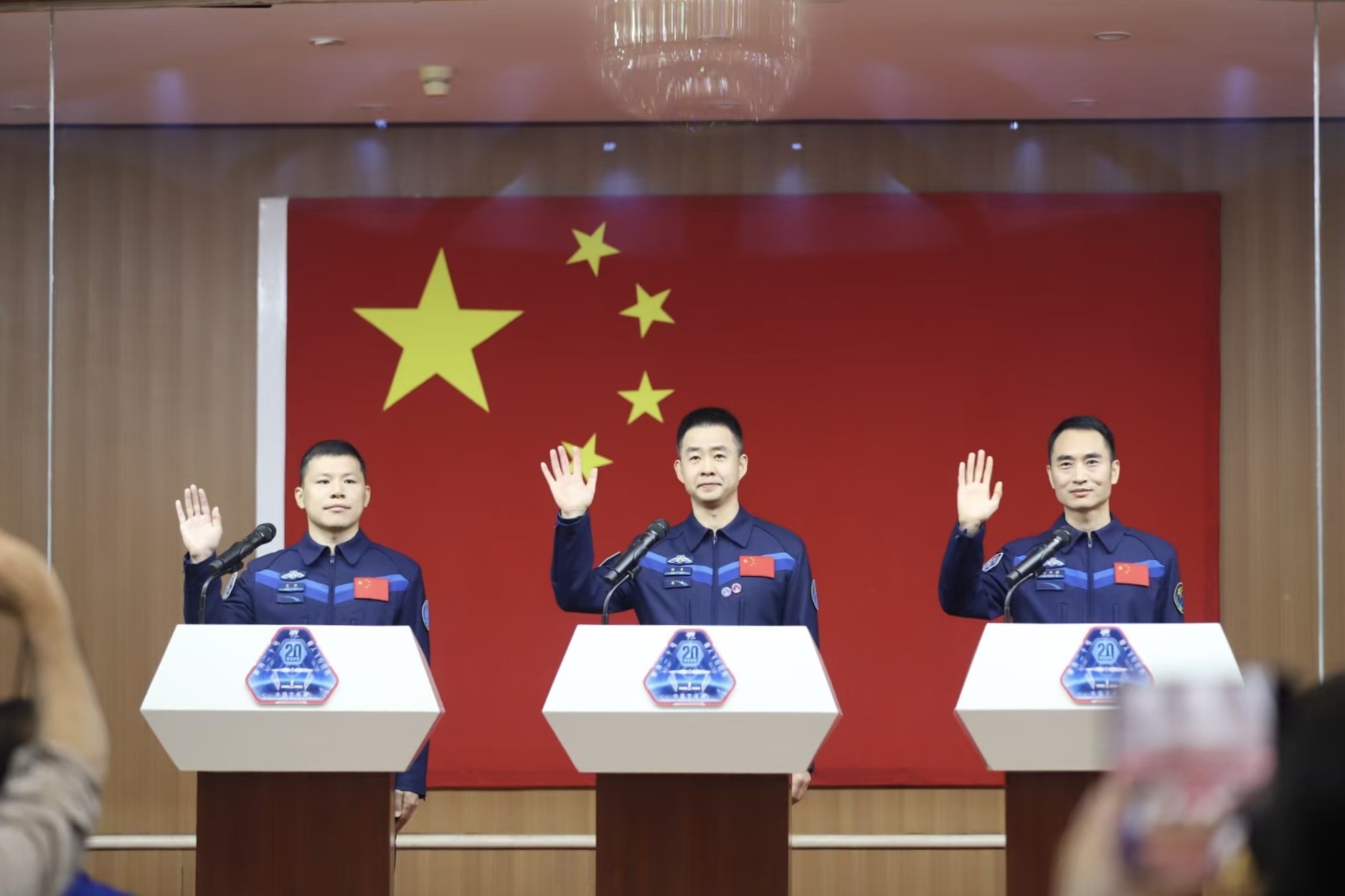 4月23日，神舟二十號(hào)航天員乘組在酒泉衛(wèi)星發(fā)射中心問天閣與中外媒體記者集體見面。人民網(wǎng)記者 黃帆攝