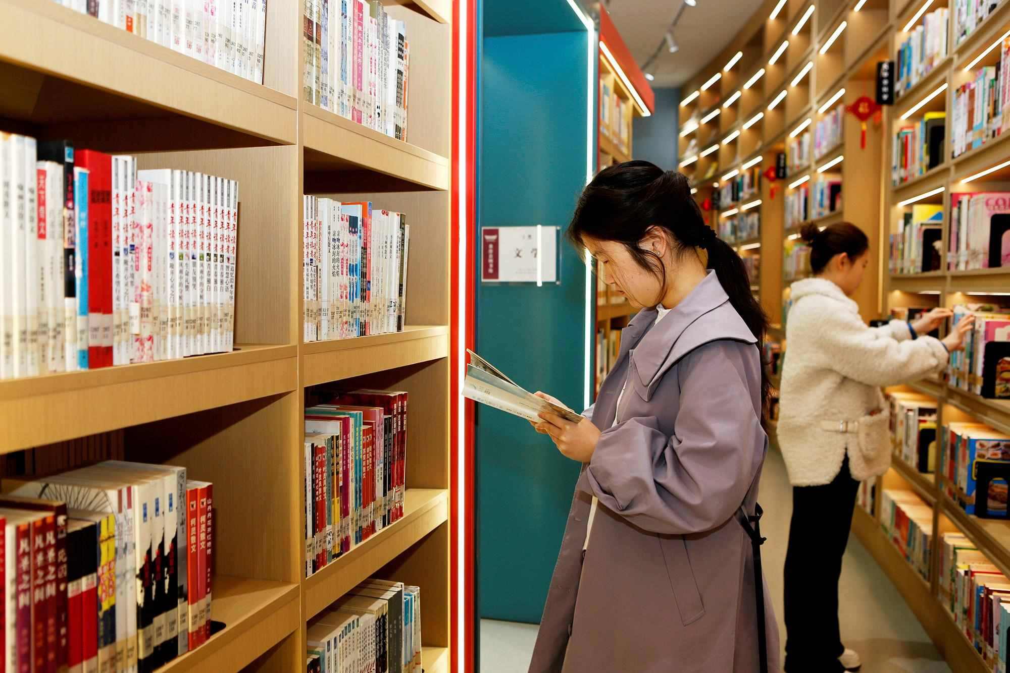 △2025年3月29日，讀者在山西臨汾市襄汾縣圖書(shū)館閱讀。