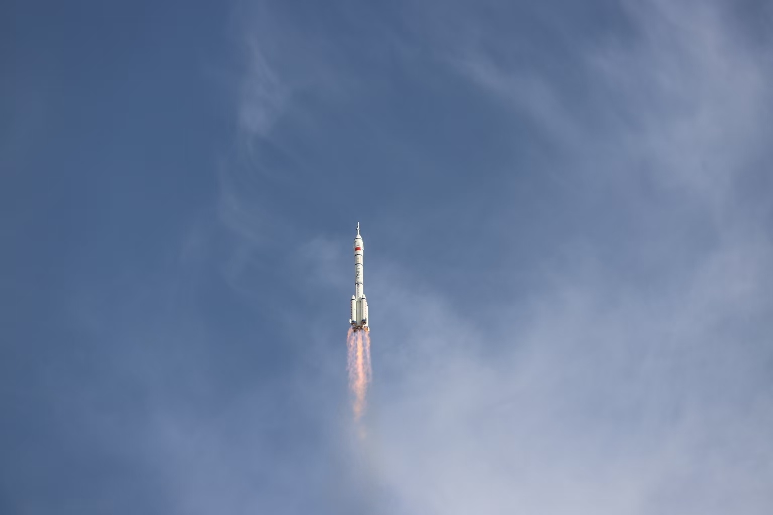 長征二號F遙二十運載火箭點火發(fā)射。人民網(wǎng)記者 黃帆攝