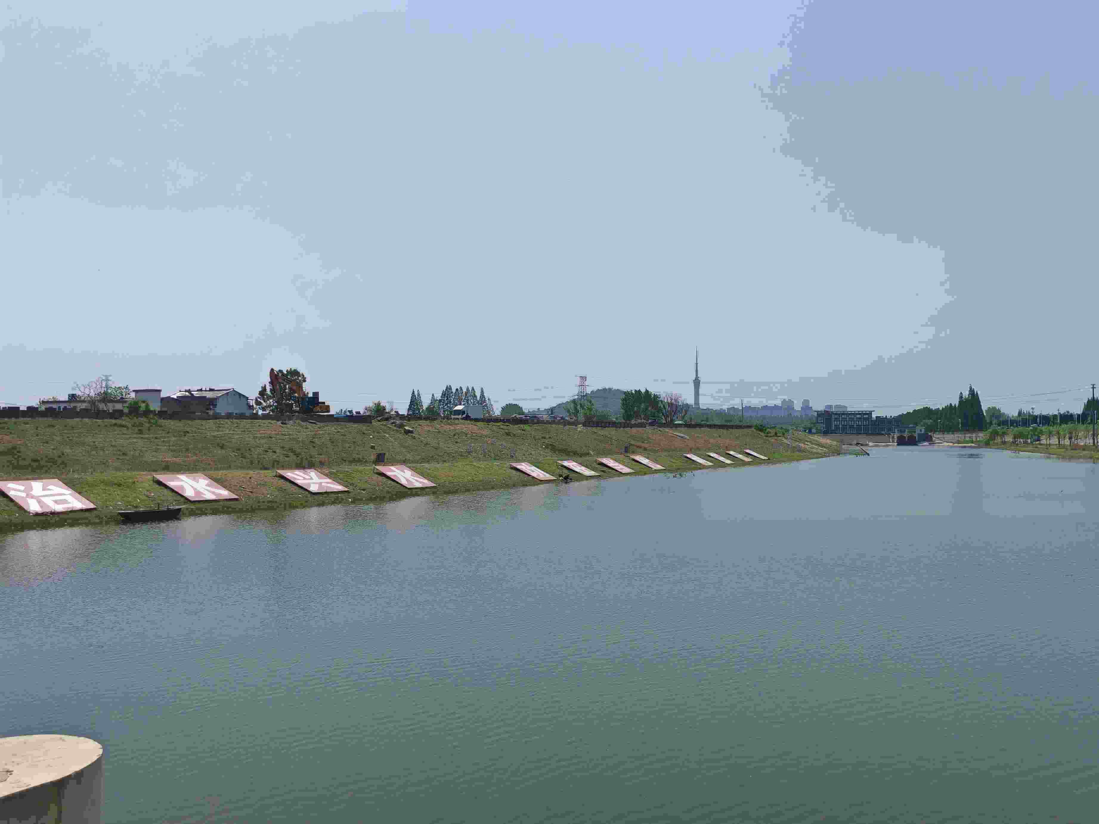 在龍子湖樞紐上眺望靚麗的淮河美景。人民網(wǎng)記者 王子鋒攝