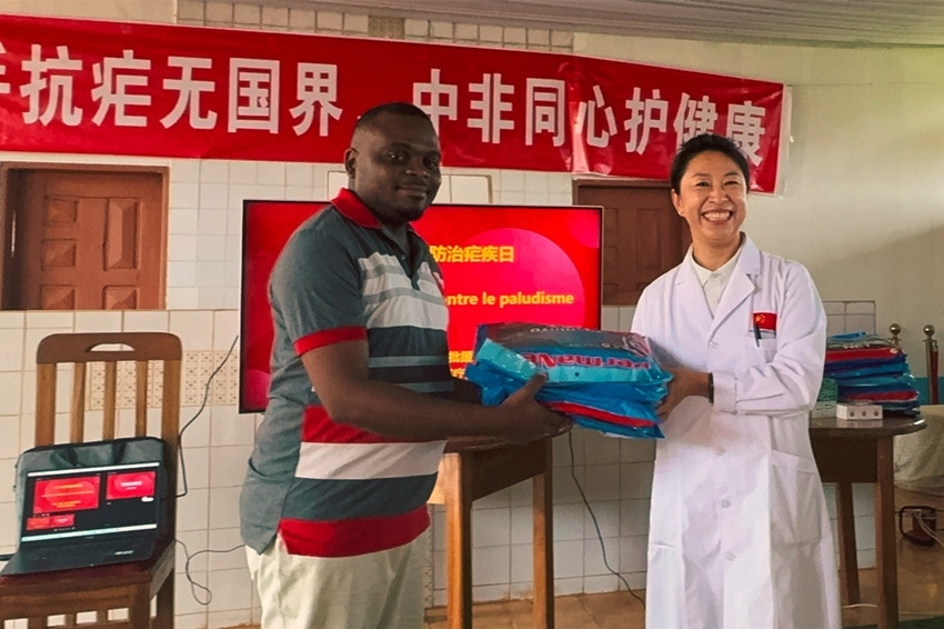 【3】贈送抗瘧物資。中國（山西）第24批援喀麥隆姆巴爾馬尤醫(yī)療隊 供圖