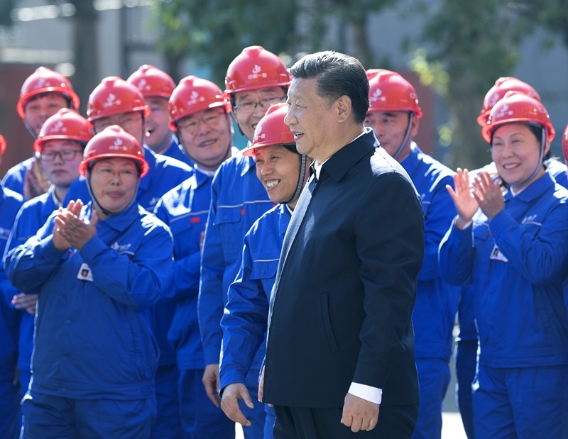 2018年9月26日，在中國一重集團(tuán)，習(xí)近平總書記走到工人中間，同大家親切交流。