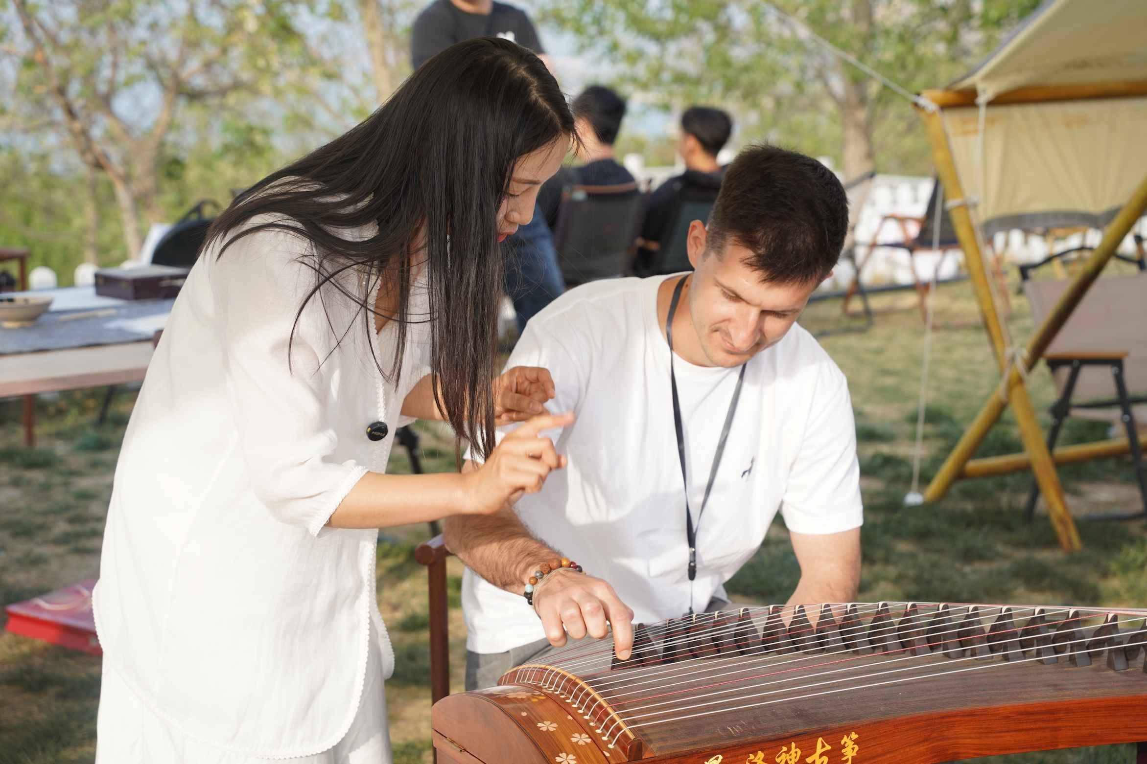 外媒體記者古箏體驗。主辦方供圖