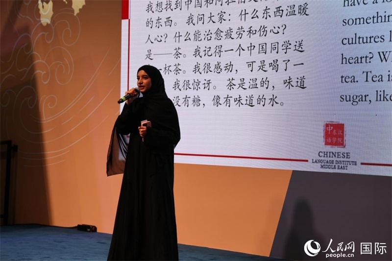 第四屆“阿聯(lián)酋眼中的中國(guó)”中文比賽上，一位阿聯(lián)酋漢語(yǔ)學(xué)習(xí)者與觀眾分享對(duì)中國(guó)茶文化的思考。人民網(wǎng)記者 張志文攝