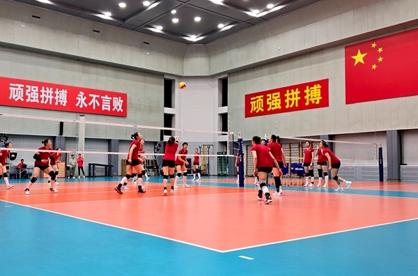 4月28日，中國(guó)女排在主教練趙勇的帶領(lǐng)下進(jìn)行訓(xùn)練。人民網(wǎng)記者 胡雪蓉?cái)z