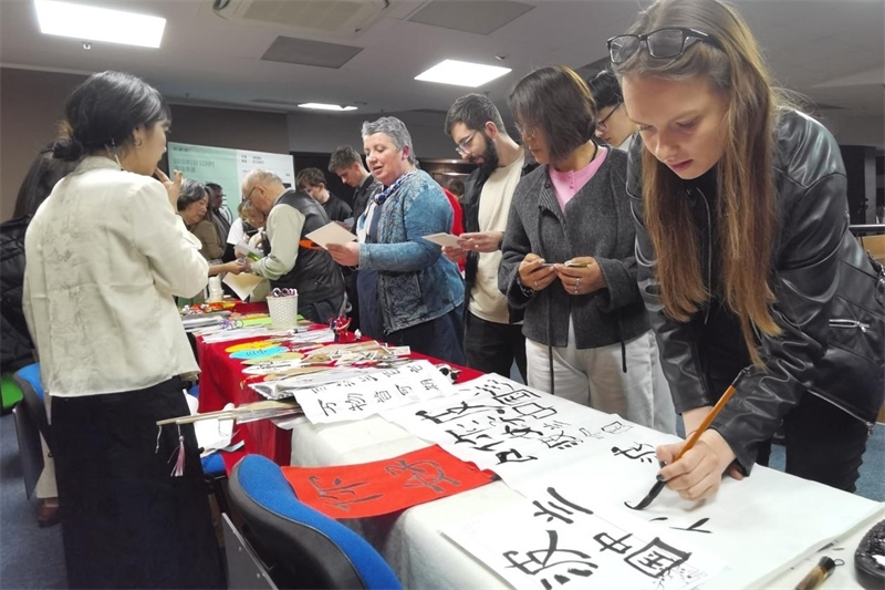 現(xiàn)場(chǎng)來(lái)賓體驗(yàn)中國(guó)傳統(tǒng)文化。中國(guó)駐波蘭大使館供圖。