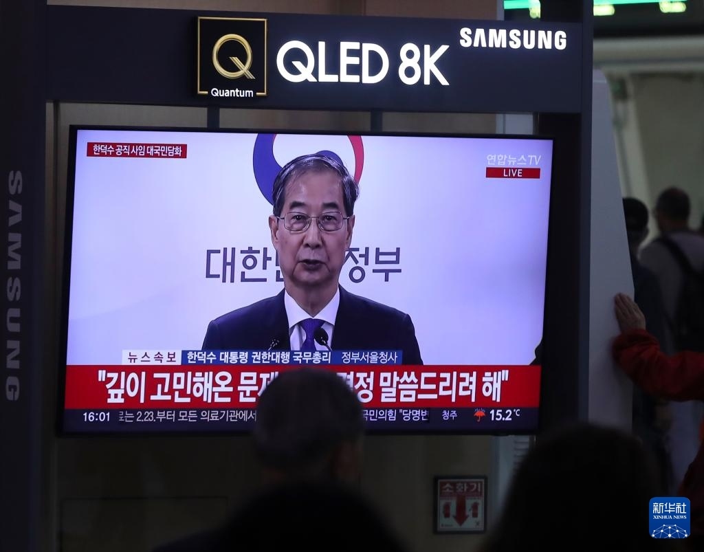 5月1日，在韓國首爾火車站，民眾觀看韓德洙辭職的新聞。新華社記者 姚琪琳 攝