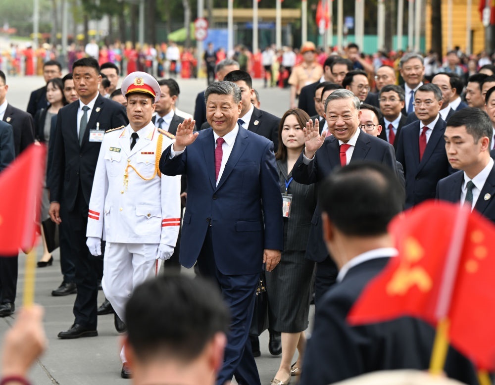 4月14日，中共中央總書記、國家主席習近平抵達河內(nèi)對越南進行國事訪問。當日下午，越共中央總書記蘇林為習近平舉行隆重歡迎儀式。這是歡迎儀式后，習近平和蘇林一同步行前往越共中央駐地舉行會談時，向歡迎人群揮手致意。新華社記者 張領(lǐng) 攝