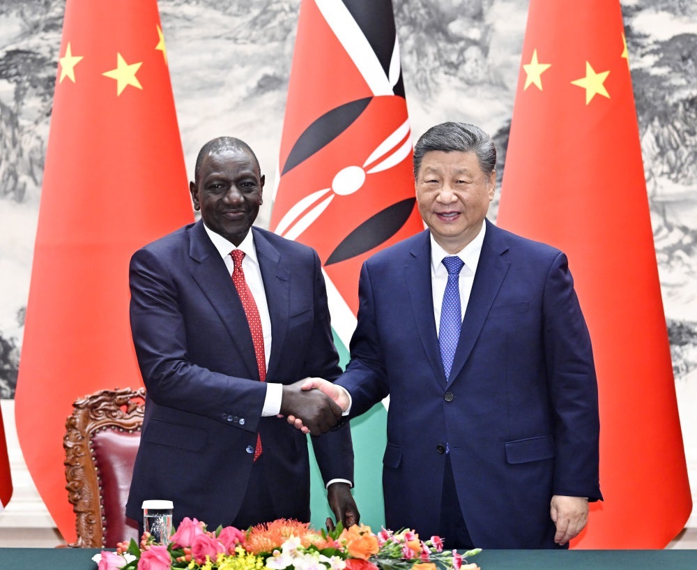 4月24日上午，國家主席習近平在北京人民大會堂同來華進行國事訪問的肯尼亞總統(tǒng)魯托舉行會談。這是習近平同魯托握手。新華社記者 岳月偉 攝