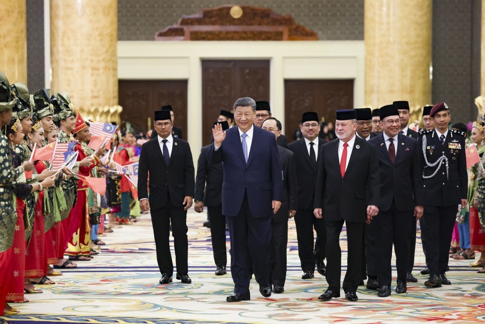 4月16日上午，馬來西亞最高元首易卜拉欣在馬來西亞國家王宮同中國國家主席習近平舉行會見。會見后，習近平出席易卜拉欣舉行的歡迎宴會。這是習近平向歡迎人群揮手致意。新華社記者 黃敬文 攝